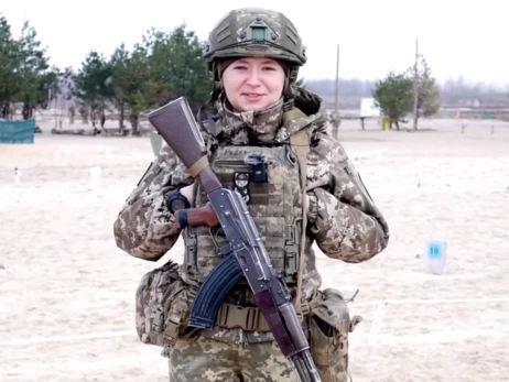 18-річна Настя з Волині стала наймолодшою дівчиною, яка підписала контракт із ЗСУ