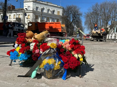 На место российского удара в Сумах местные жители несут цветы и игрушки