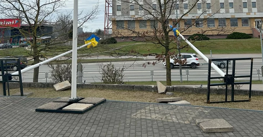 У Литві вандали зламали флагштоки з прапорами України