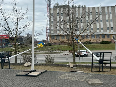 В Литве вандалы сломали флагштоки с флагами Украины