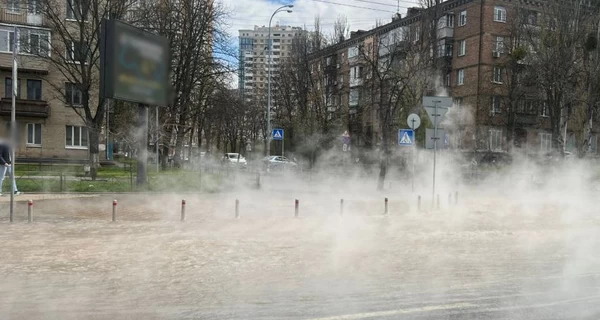 В Киеве прорвало трубу на бульваре Михновского, дороги затоплены кипятком