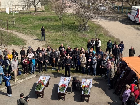 На Сумщині поховали родину, яка загинула під час ракетного удару РФ