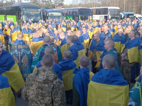  Україна та Росія провели великий обмін полоненими - 277 захисників повернулися додому 
