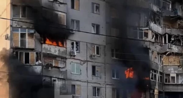 Росія вдарила по багатоповерхівці у Херсоні, спалахнули пожежі 