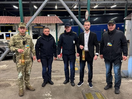 В Украину уже прибыл Благодатный огонь
