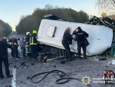 На Вінниччині легковик зіткнувся з маршруткою - троє людей загинуло, восьмеро зазнали травм