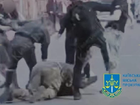 Чотирьом підліткам, які побили військового у Гідропарку, повідомили про підозру