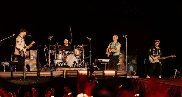 Группа Coldplay на концерте обратилась к украинцам, после того как пообещала выступить для россиян