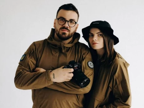 Фотографи Ліберови відповіли на критику фото жінки з оголеними грудьми