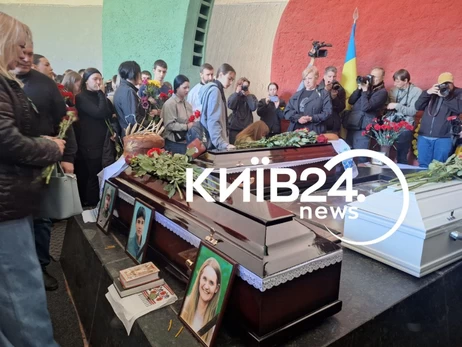 У Києві прощаються із 17-річним хлопцем та його батьками, які загинули внаслідок ракетного удару