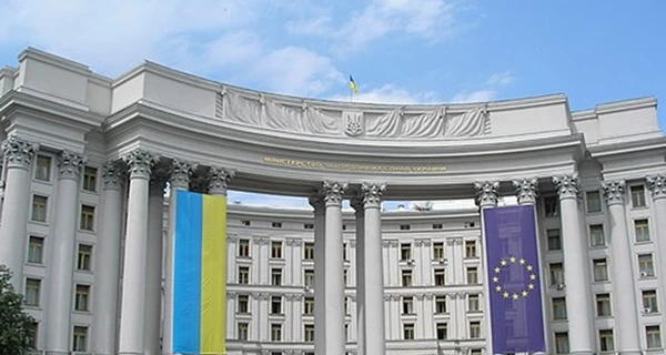 Навіщо чекати до 8 травня? В МЗС відреагували на заяву Путіна про триденне перемир'я