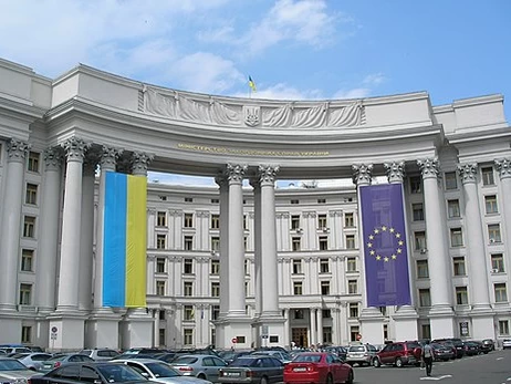 Навіщо чекати до 8 травня? В МЗС відреагували на заяву Путіна про триденне перемир'я