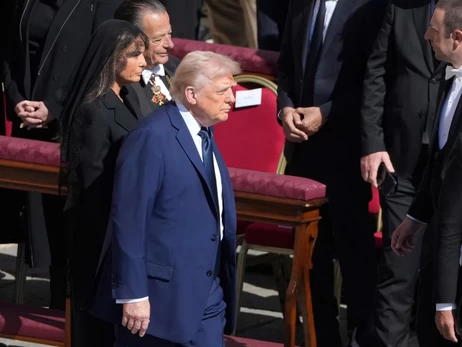 Трамп порушив дрес-код на похороні Папи Римського - справа в його костюмі 