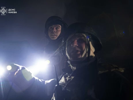 У Києві уламки російського дрона впали на базу відпочинку, є постраждала
