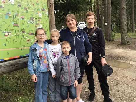 Я щаслива, бо ж вони щасливі: як вчителька з Херсонщини стала матір’ю для 8 прийомних дітей