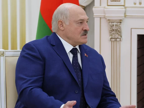 Лукашенко пояснив Путіну відсутність георгіївських стрічок у Білорусі