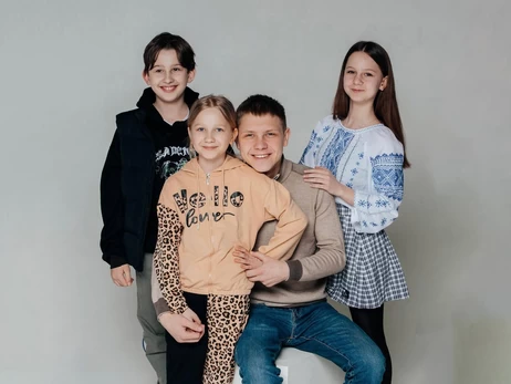 21-річний опікун чотирьох братів і сестер: Діти - в школі, а я працюю на двох роботах