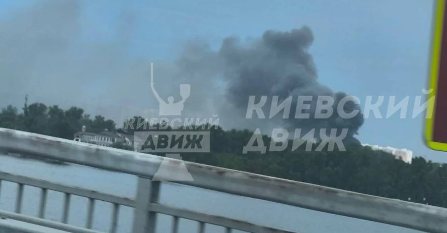 В Киеве горели склады на Гидропарке