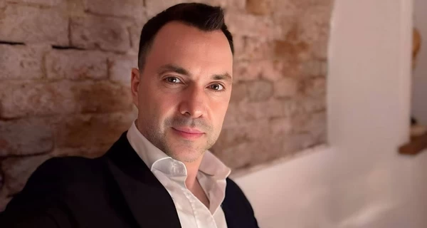 Арестович, який потрапив під санкції РНБО, заявив, що в його літак вдарила блискавка
