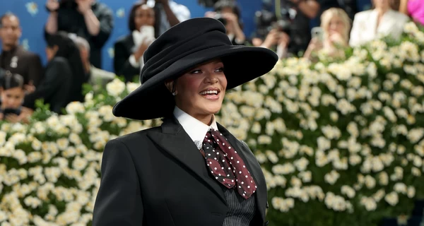 Рианна на Met Gala объявила о третьей беременности
