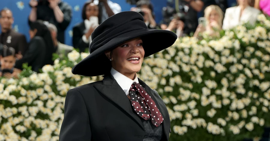 Рианна на Met Gala объявила о третьей беременности