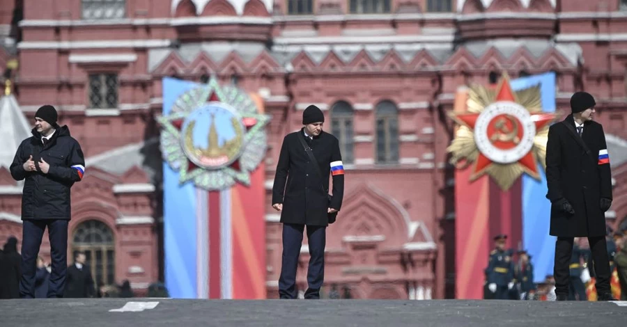 Гонят детей на марши и отключают интернет: как в России 9 мая отмечают