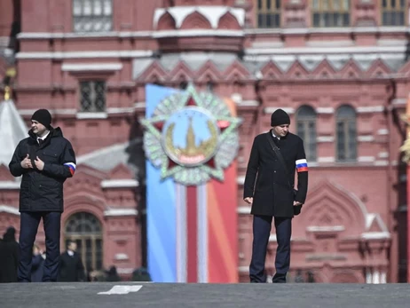 Гонят детей на марши и отключают интернет: как в России 9 мая отмечают