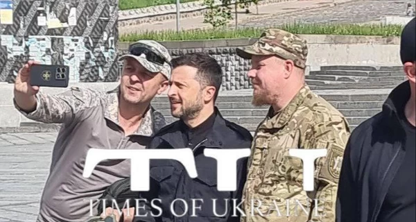 Президент Зеленський з'явився на Хрещатику та фотографувався з перехожими 