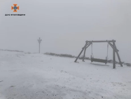 В Карпатах за сутки выпало два сантиметра снега