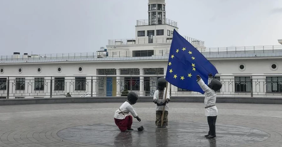 Мініскульптури засновників Києва перевдягли до Дня Європи