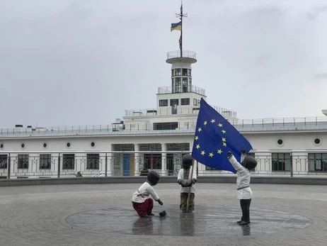 Мини-скульптуры основателей Киева переодели ко Дню Европы