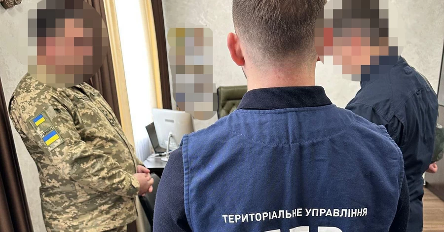 ДБР затримало проректора військової академії, який примушував підлеглих зводити йому будинок