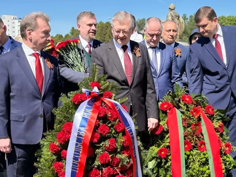 Под возгласы 