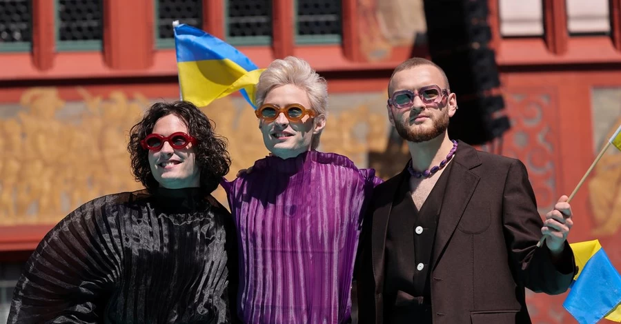 Группа Ziferblat на бирюзовом тротуаре 