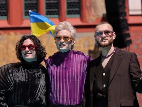 Группа Ziferblat на бирюзовом тротуаре 