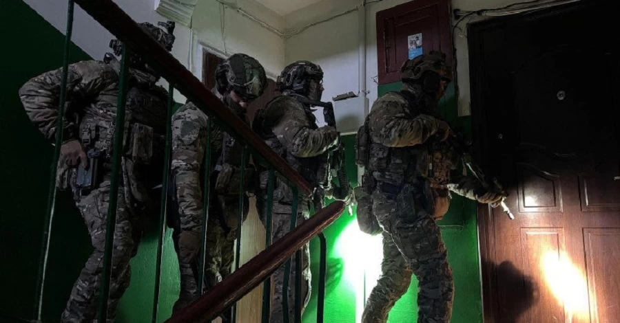 Нацполиция проводит одновременно более 200 обысков по всей стране 