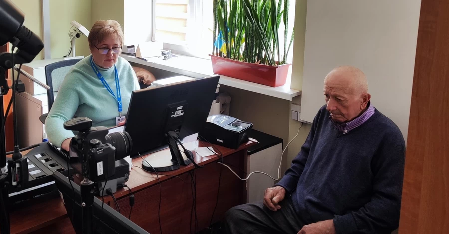 На Тернопольщине 72-летний мужчина получил свой первый украинский паспорт