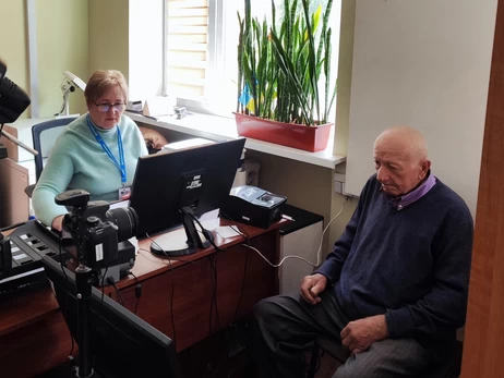 На Тернопольщине 72-летний мужчина получил свой первый украинский паспорт