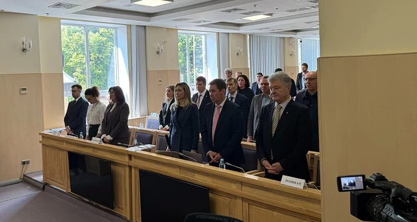 Суд задовольнив клопотання Порошенка про витребування підстав для санкцій