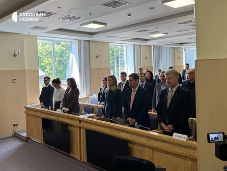 Суд задовольнив клопотання Порошенка про витребування підстав для санкцій