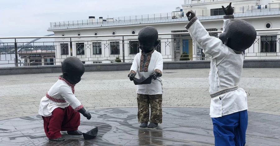 Скульптури малюків-засновників Києва вдягнули у вишиванки