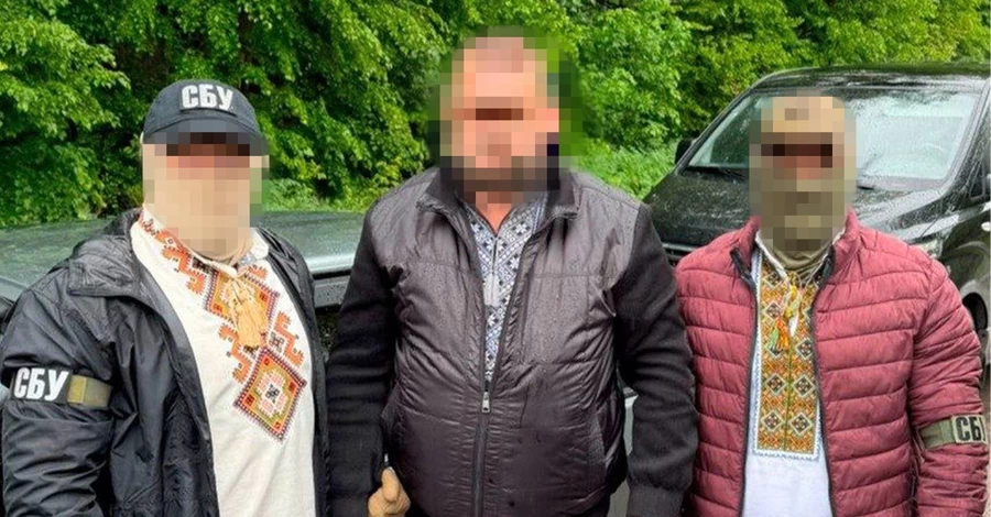 В День вышиванки правоохранители в вышиванках задержали на взятке чиновника, который тоже был в вышиванке