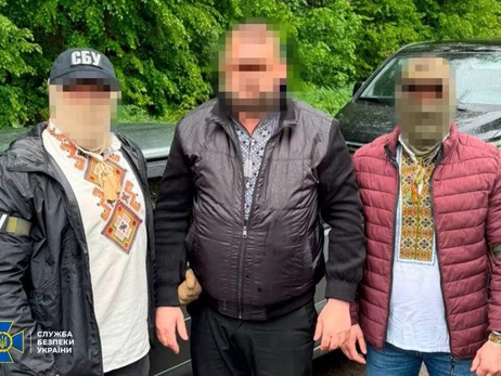 В День вышиванки правоохранители в вышиванках задержали на взятке чиновника, который тоже был в вышиванке