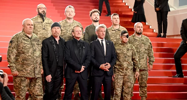Солист U2 Боно в Каннах представил документалку о себе в компании Шона Пенна и украинских военных