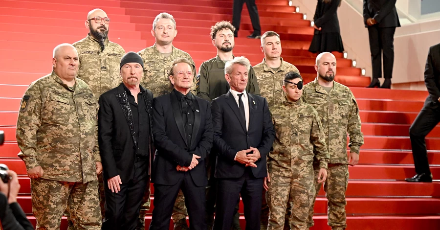 Соліст U2 Боно в Каннах представив документалку про себе в компанії Шона Пенна та українських військових