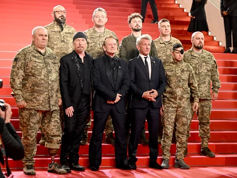 Солист U2 Боно в Каннах представил документалку о себе в компании Шона Пенна и украинских военных