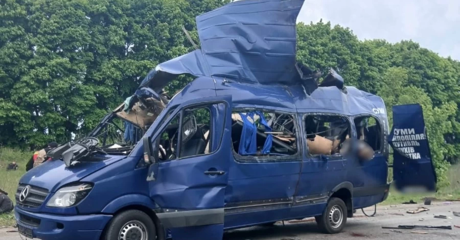 На Сумщине россияне ударили по рейсовому автобусу - 9 человек погибли, 4 ранены