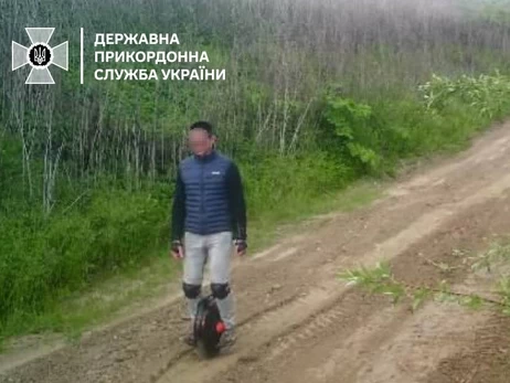 На границе со Словакией задержали нарушителя на моноколесе