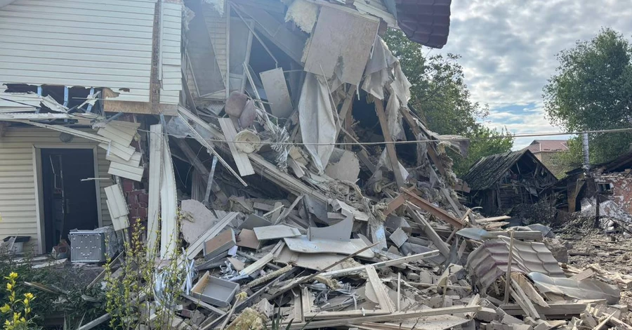 На Київщині внаслідок атаки “шахедів” загинула жінка, а її сину рятують зір