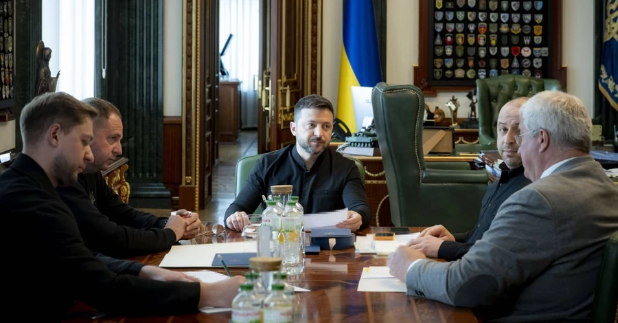 Зеленский поручил создать постоянную группу для переговоров с РФ